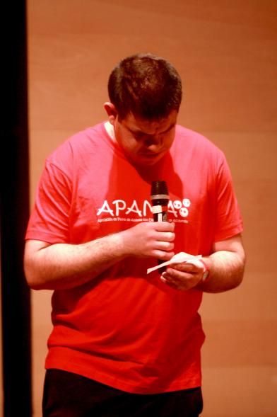 Presentación Calendario APAMA 2019 - Primer plano de un joven de la asociación leyendo.