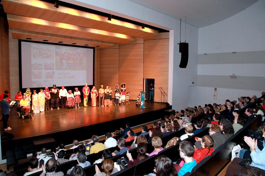 Presentación Calendario APAMA 2019 -  Panorámico de los espectadores  y el escenario con los integrantes de APAMA.