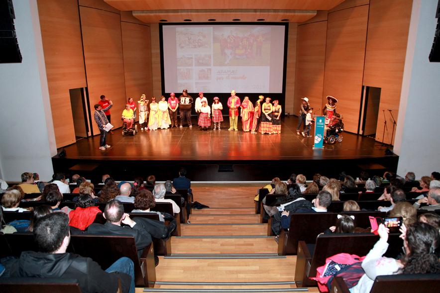 Presentación Calendario APAMA 2019 - Panorámico de los espectadores  y el escenario con los integrantes de APAMA.