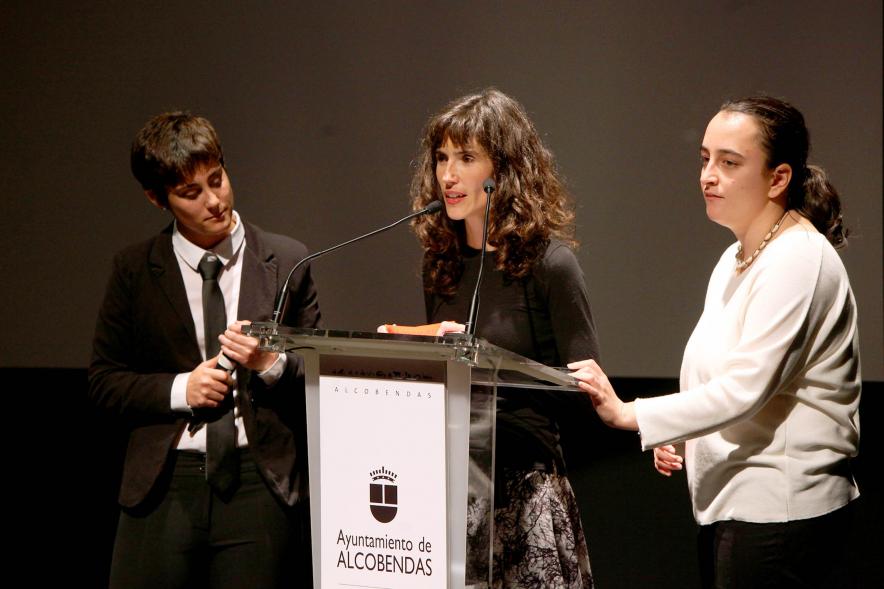 Presentación Calendario APAMA 2020 - Imagen de los presentadores de la gala sobre el escenario.