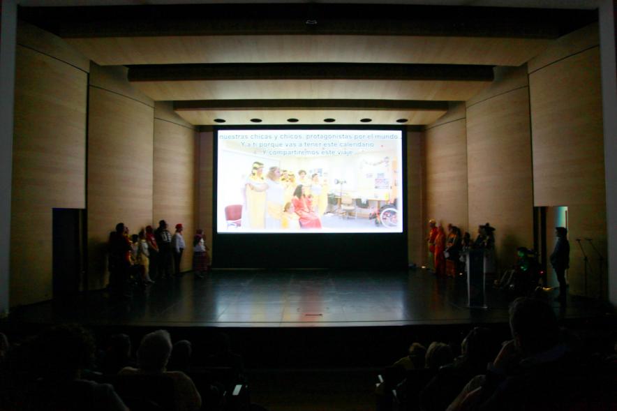 Presentación Calendario APAMA 2019 - Panorámico del teatro con el cartel de la presentación iluminado.