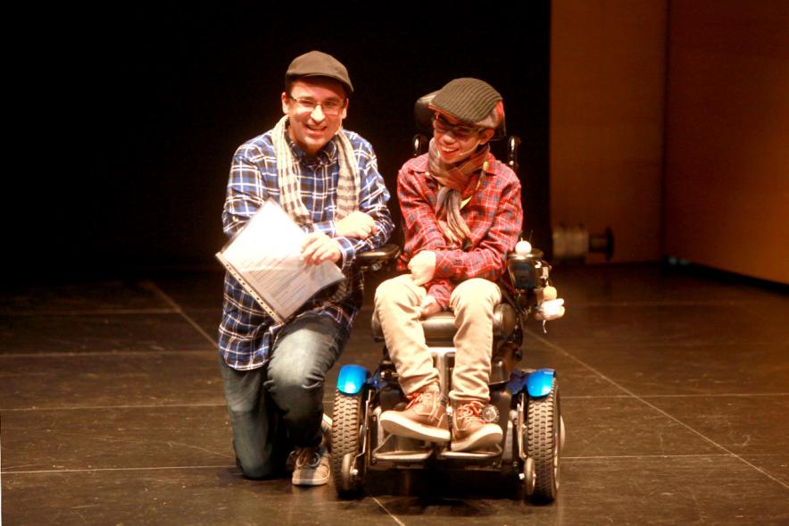 Presentación Calendario APAMA 2019 - Imagen del escenario con un niño asociado a APAMA con su padre.