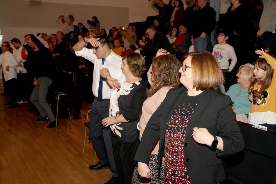 Presentación Calendario APAMA 2020 - Imagen del público bailando.