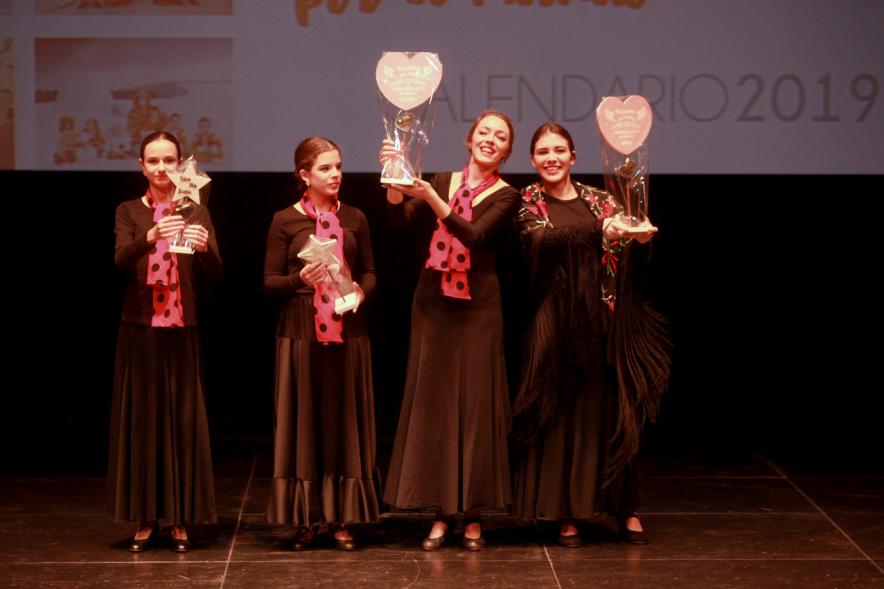 Presentación Calendario APAMA 2019 - Imagen de un grupo de bailaoras con un trofeo.