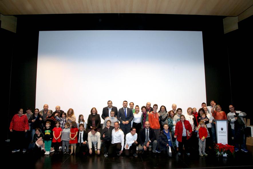 Presentación Calendario APAMA 2020 - Imagen de todos los protagonistas y las autoridades asistentes al acto juntos en el escenario.