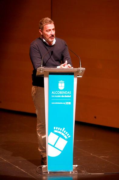 Presentación Calendario APAMA 2019 - Primer plano del discurso de un representate de la asociación.