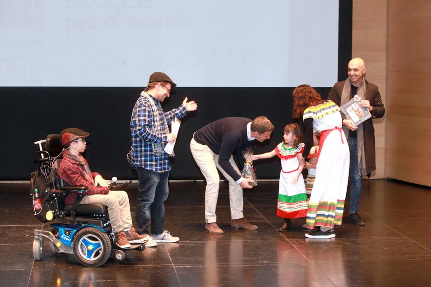 Presentación Calendario APAMA 2019 - Imagen del escenario con varios niños de la asociación y los representantes.