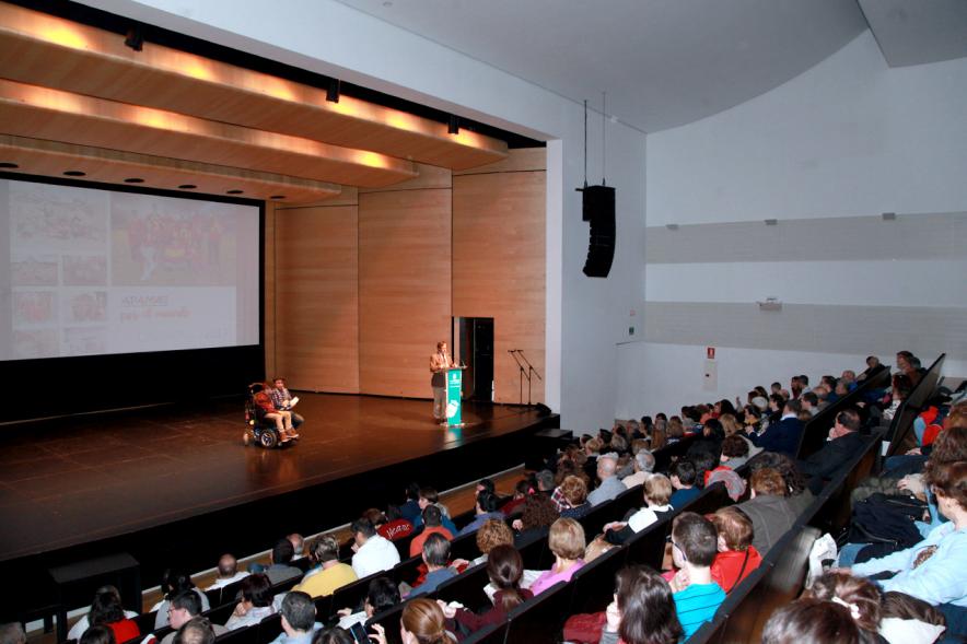 Presentación Calendario APAMA 2019 -   Imagen del alcalde García de Vinuesa con dos integrantes de APAMA y parte del público.