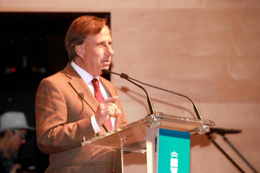 Presentación Calendario APAMA 2019 - Primer plano del discurso del alcalde García de Vinuesa.