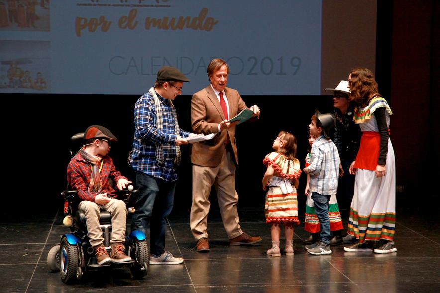 Presentación Calendario APAMA 2019 - El alcalde Garcia de Vinuesa con los asociados y representantes de APAMA muestran el calendario.