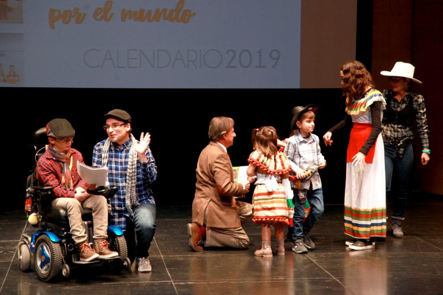 Presentación Calendario APAMA 2019 - El alcalde Garcia de Vinuesa con los asociados y representantes de APAMA muestran el calendario