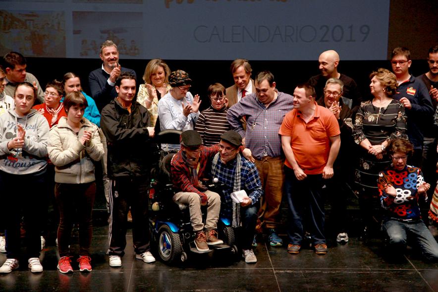 Presentación Calendario APAMA 2019 -  Posado sonriente de los socios de APAMA con el alcalde García de Vinuesa.