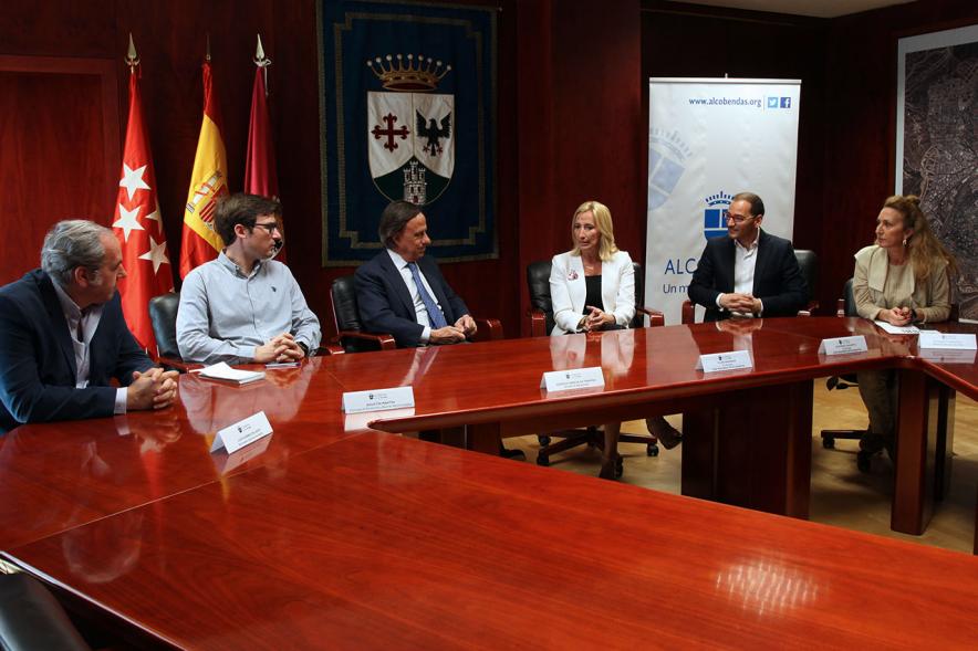 Presentación de App Lisa Seguros - Imagen de la mesa municipal y el empresario.