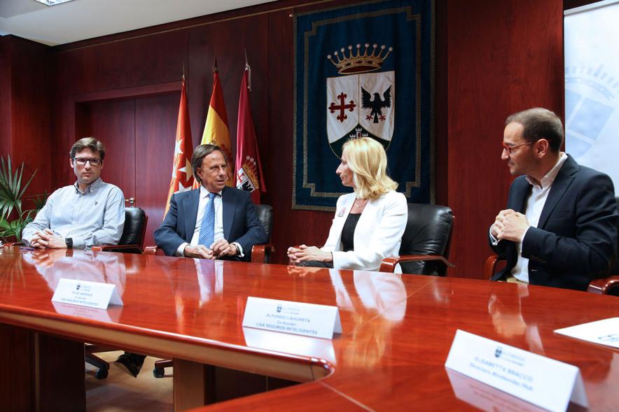 Presentación de App Lisa Seguros - Imagen del alcalde y los representantes de la empresa.