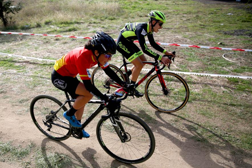 Primer plano de ciclistas durante la carrera. . VIII Ciclocross Ciudad de Alcobendas – 2019