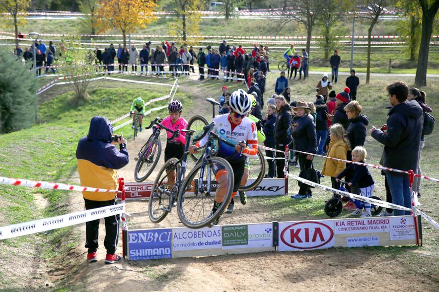  Ciclistas en una curva. VIII Ciclocross Ciudad de Alcobendas – 2019