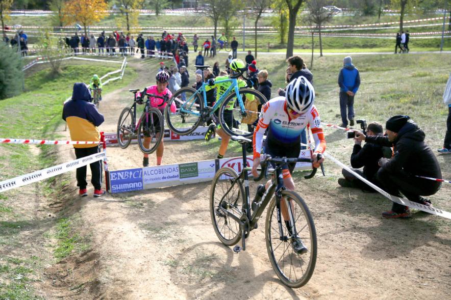 Ciclistas saltando obstáculo. VIII Ciclocross Ciudad de Alcobendas – 2019