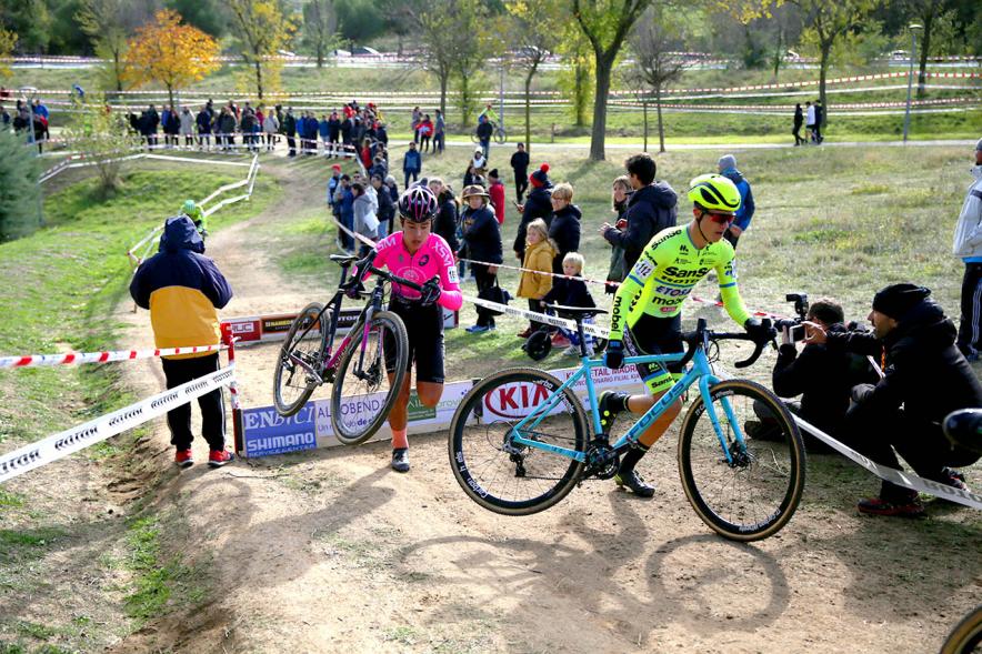 Ciclistas saltando obstáculo. VIII Ciclocross Ciudad de Alcobendas – 2019
