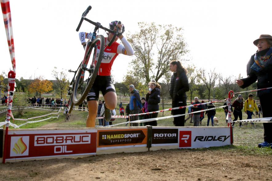 Ciclistas saltando obstáculo. VIII Ciclocross Ciudad de Alcobendas – 2019