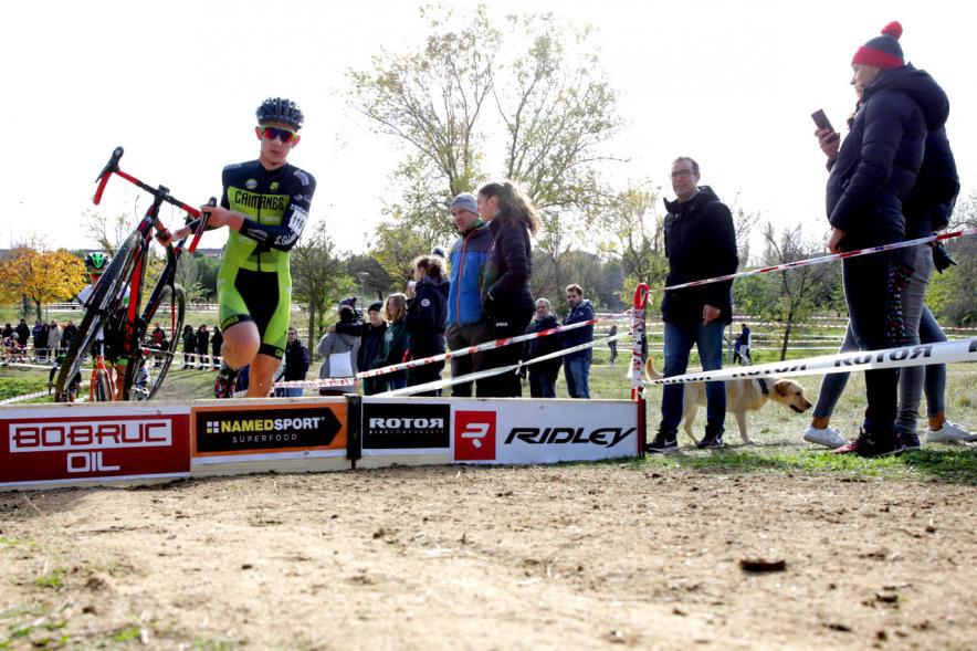 Ciclistas saltando obstáculo. VIII Ciclocross Ciudad de Alcobendas – 2019