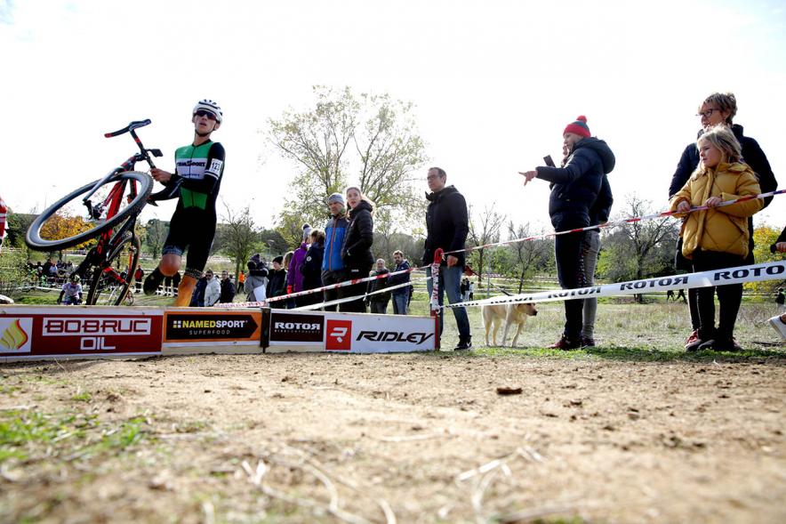 Ciclistas saltando obstáculo. VIII Ciclocross Ciudad de Alcobendas – 2019