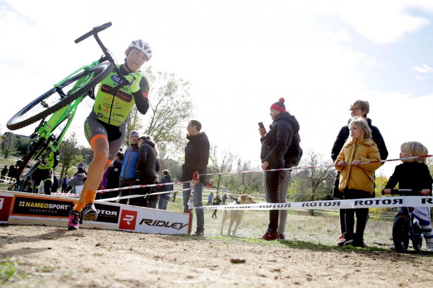 Ciclistas saltando obstáculo. VIII Ciclocross Ciudad de Alcobendas – 2019
