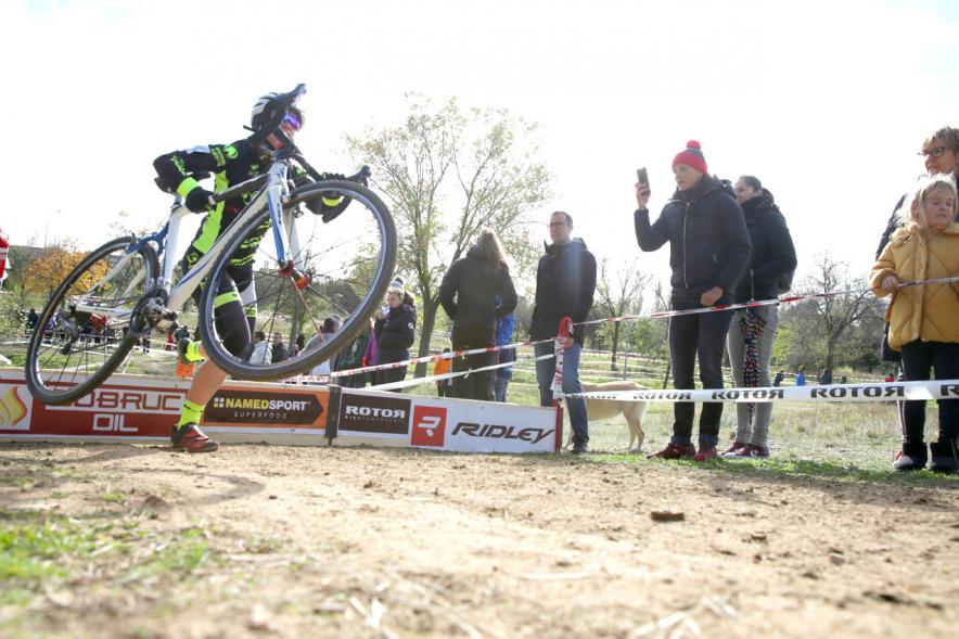 Ciclistas saltando obstáculo. VIII Ciclocross Ciudad de Alcobendas – 2019