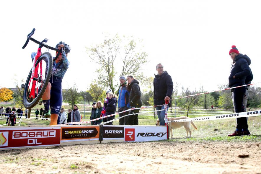 Ciclistas saltando obstáculo. VIII Ciclocross Ciudad de Alcobendas – 2019