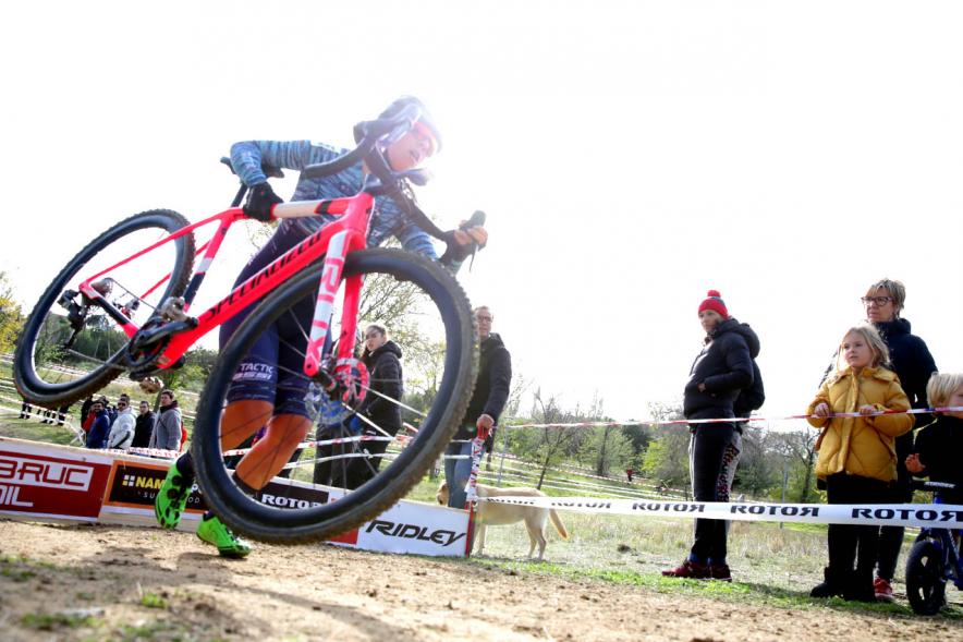 Ciclistas saltando obstáculo. VIII Ciclocross Ciudad de Alcobendas – 2019