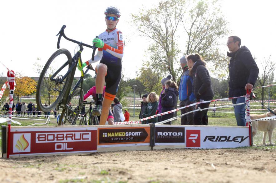 Ciclistas saltando obstáculo. VIII Ciclocross Ciudad de Alcobendas – 2019