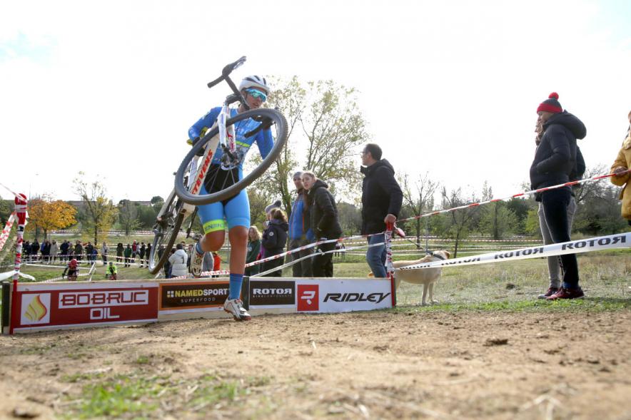 Ciclistas saltando obstáculo. VIII Ciclocross Ciudad de Alcobendas – 2019