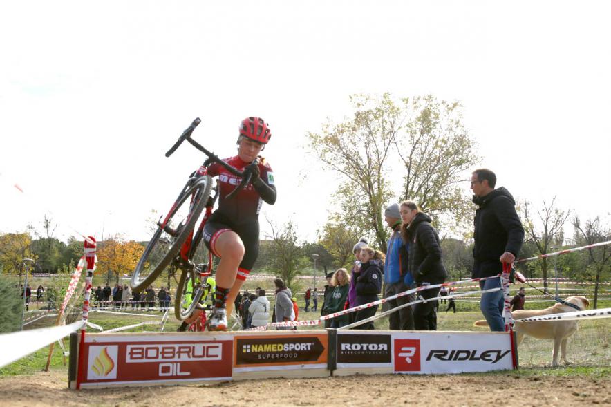 Ciclistas saltando obstáculo. VIII Ciclocross Ciudad de Alcobendas – 2019