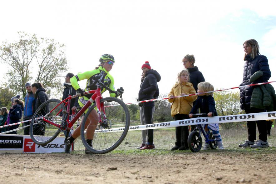 Ciclistas saltando obstáculo. VIII Ciclocross Ciudad de Alcobendas – 2019