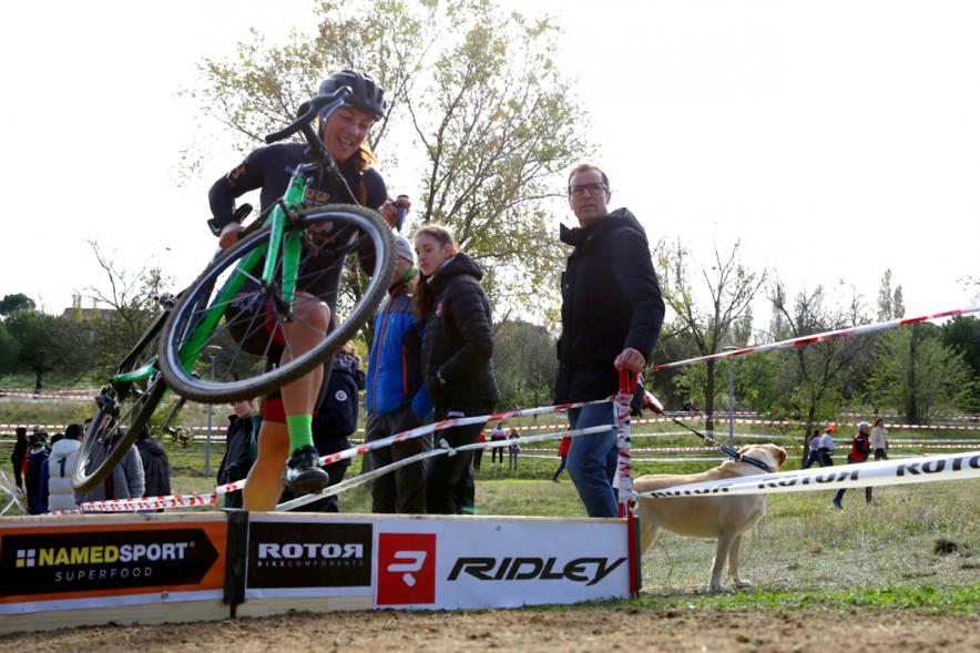 Ciclistas saltando obstáculo. VIII Ciclocross Ciudad de Alcobendas – 2019