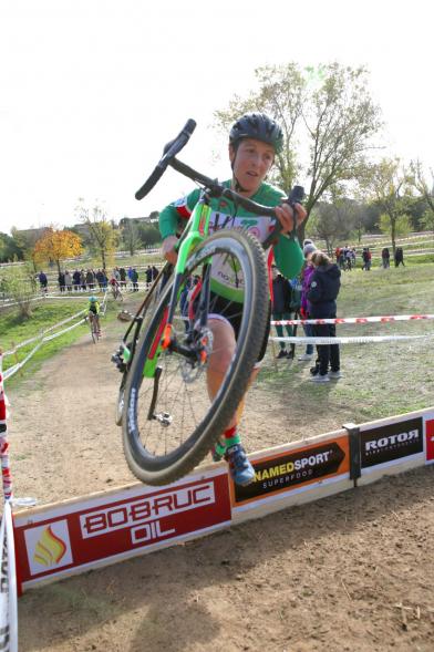 Ciclistas saltando obstáculo. VIII Ciclocross Ciudad de Alcobendas – 2019