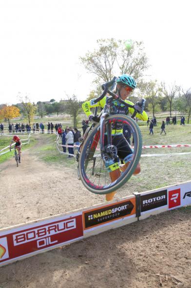 Ciclistas saltando obstáculo. VIII Ciclocross Ciudad de Alcobendas – 2019
