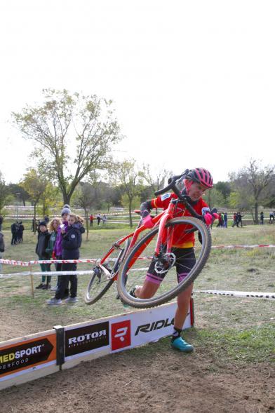 Ciclistas saltando obstáculo. VIII Ciclocross Ciudad de Alcobendas – 2019