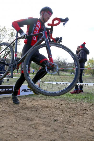 Primer plano de ciclista durante la carrera. VIII Ciclocross Ciudad de Alcobendas -2019