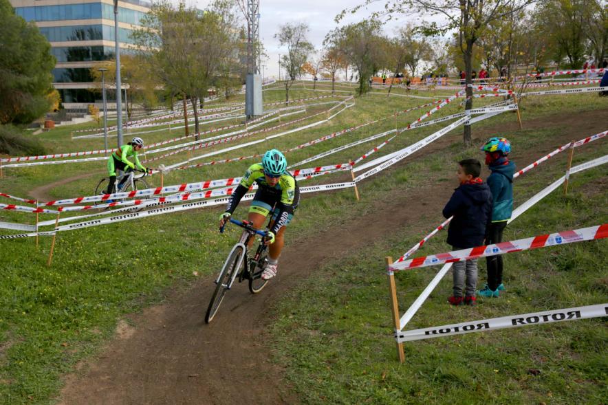 Ciclistas en una curva. VIII Ciclocross Ciudad de Alcobendas – 2019