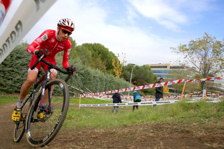 Ciclistas en una curva. VIII Ciclocross Ciudad de Alcobendas – 2019