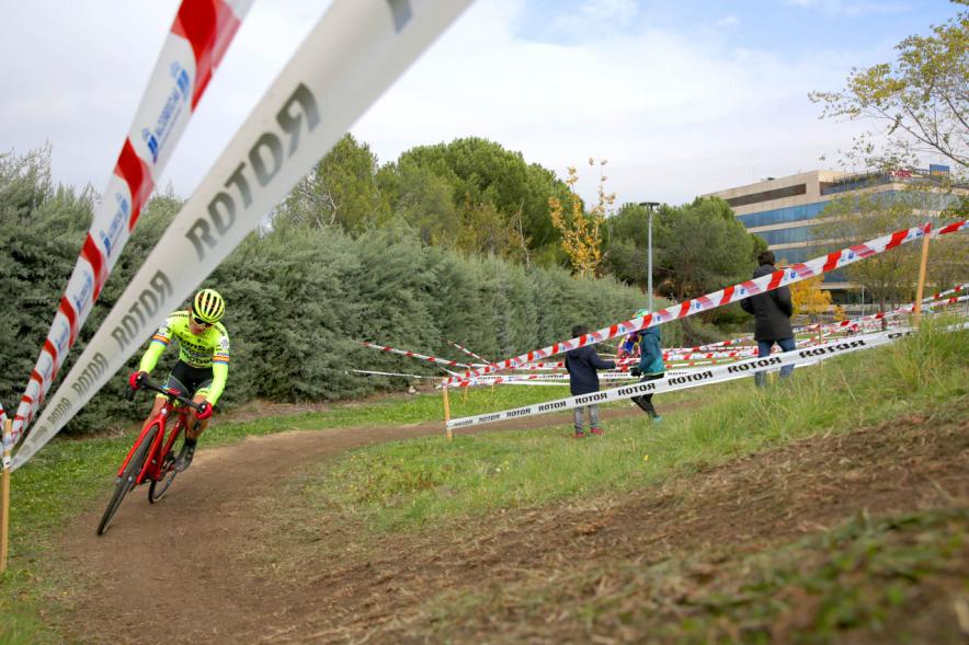 Ciclistas en una curva. VIII Ciclocross Ciudad de Alcobendas – 2019