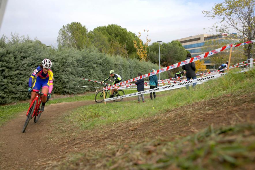 Ciclistas en una curva. VIII Ciclocross Ciudad de Alcobendas – 2019