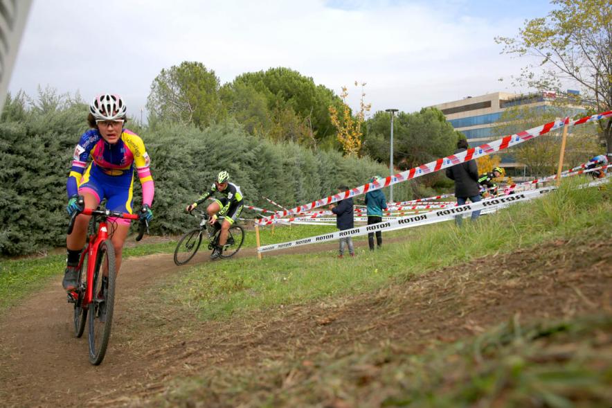 Ciclistas en una curva. VIII Ciclocross Ciudad de Alcobendas - 2019