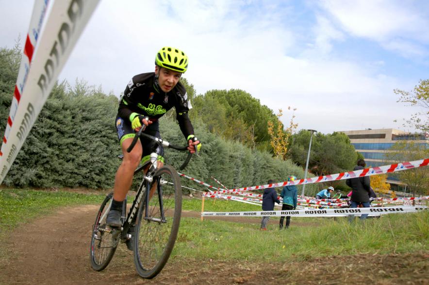 Ciclistas en una curva. VIII Ciclocross Ciudad de Alcobendas – 2019