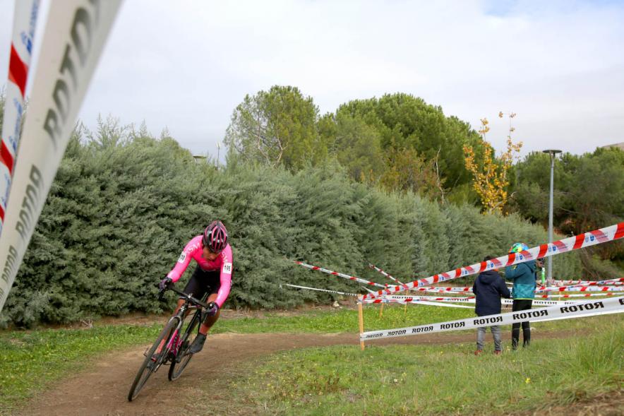 Ciclistas en una curva. VIII Ciclocross Ciudad de Alcobendas – 2019
