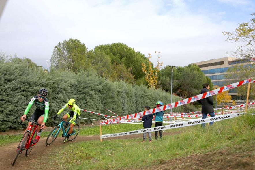 Ciclistas en una curva. VIII Ciclocross Ciudad de Alcobendas -2019