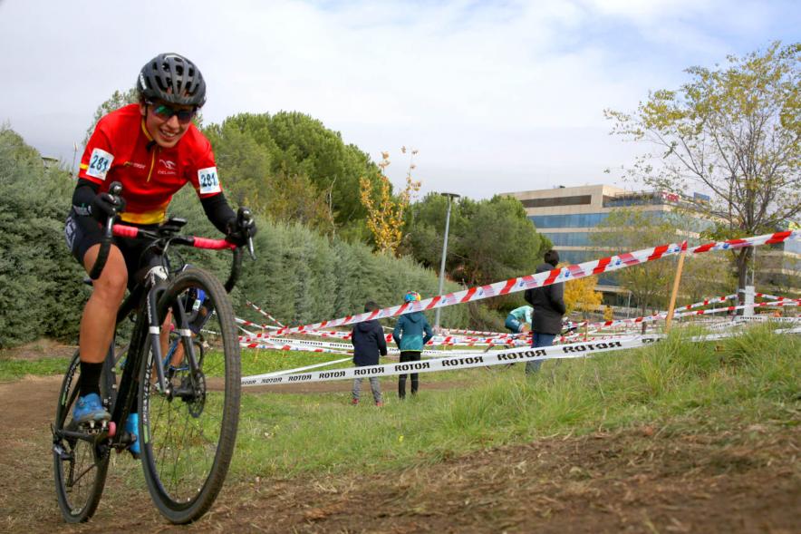 Primer plano de ciclista durante la carrera. . VIII Ciclocross Ciudad de Alcobendas – 2019