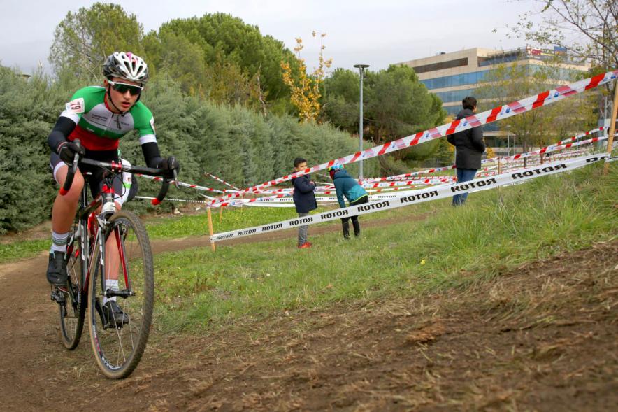 Ciclista en cuesta durante la carrera. VIII Ciclocross Ciudad de Alcobendas - 2019