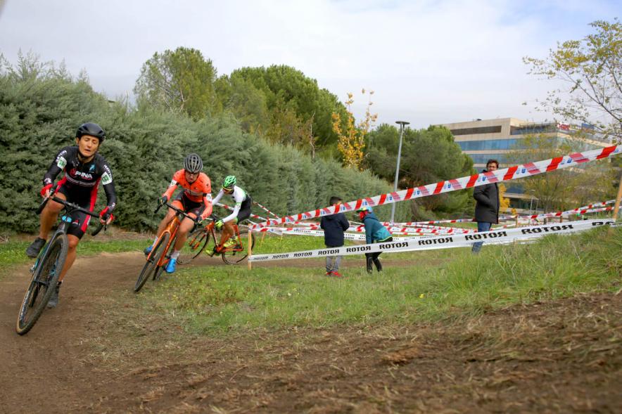 Ciclistas en una curva. VIII Ciclocross Ciudad de Alcobendas – 2019