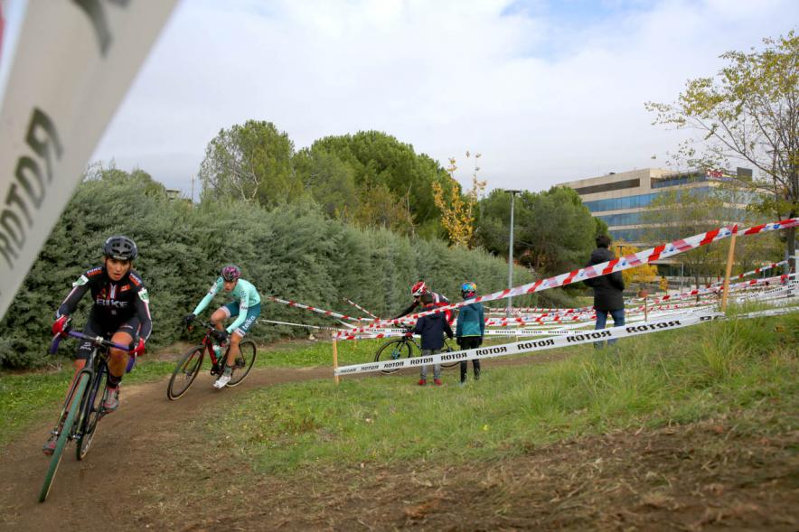 Ciclistas en una curva. VIII Ciclocross Ciudad de Alcobendas – 2019